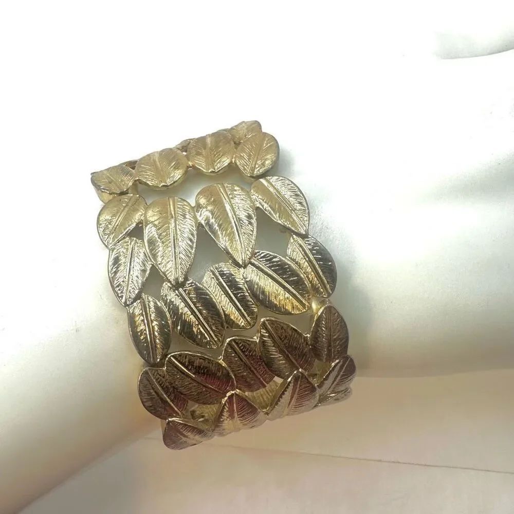Gold tone wide leaf stretchy bracelet